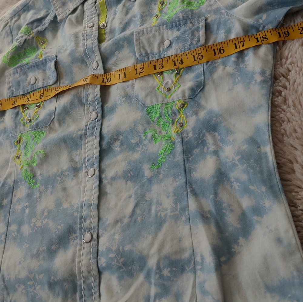 Roar new attacks button up embroidered top - Picture 13 of 13